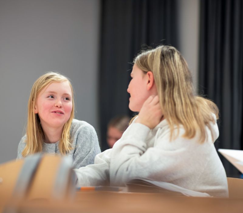 Klassrum_tjejer_800x700